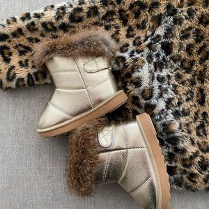 Stylist winter gold boots with fur trimmings